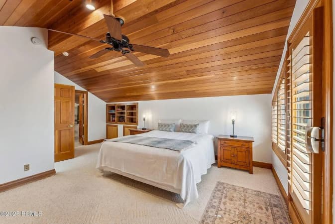 Bedroom alternate view